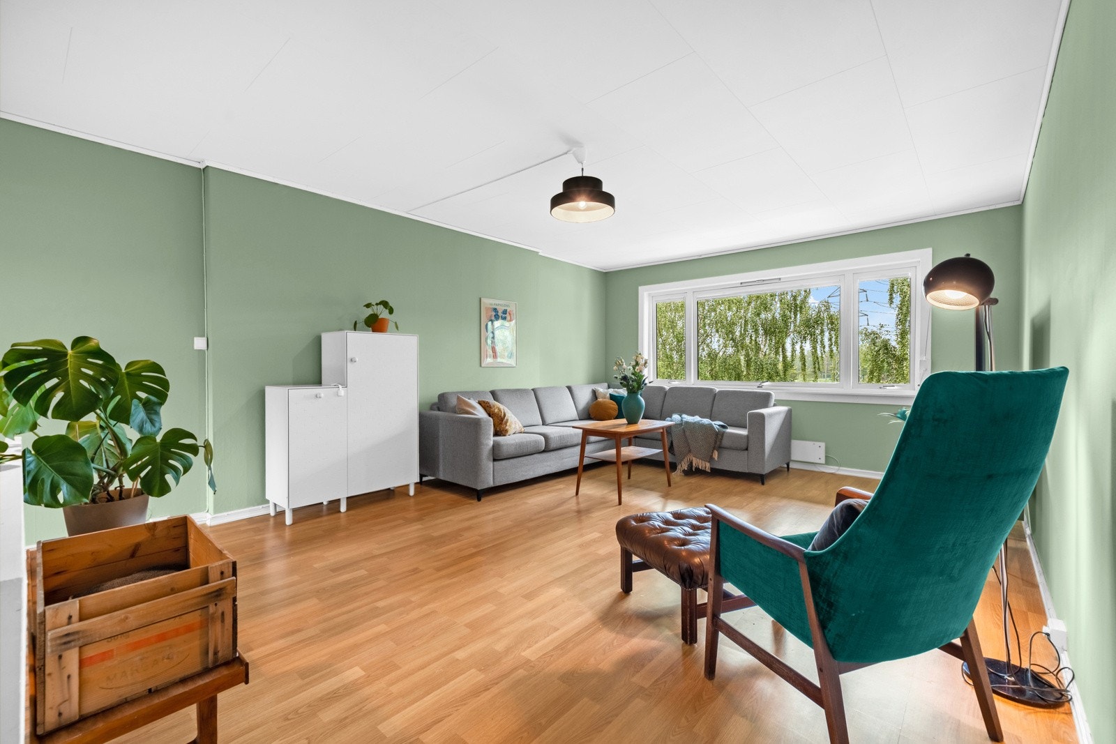 Rommet bader i naturlig lysinnslipp da nesten hele kortveggen består av store vindusflater. Galleribilde