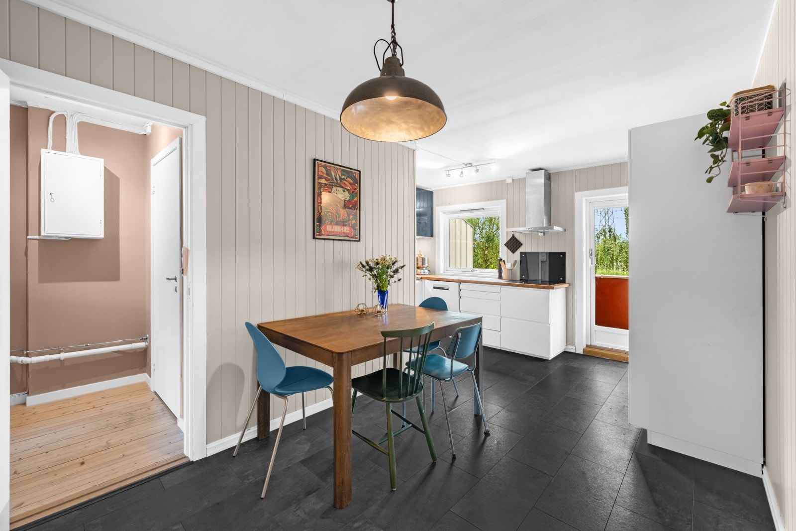 I kjøkkendelen nede i boligens 1. etasje er det nok av plass til at hele familien kan samles til alle måltider. Galleribilde