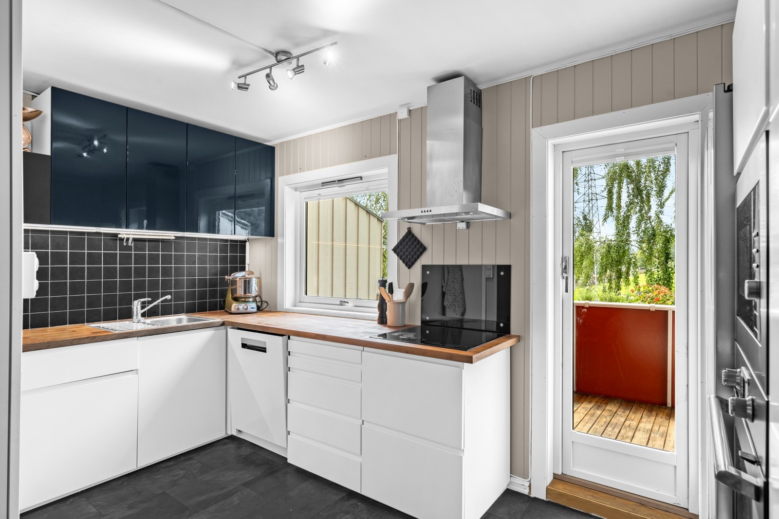 Kjøkkenet har integrerte hvitevarer, inkludert induksjonsplatetopp fra 2019/2020, stekeovn fra 2022, mikrobølgeovn fra 2022, oppvaskmaskin fra 2019 i egen nisje, samt et frittstående kjøl/fryseskap. Galleribilde