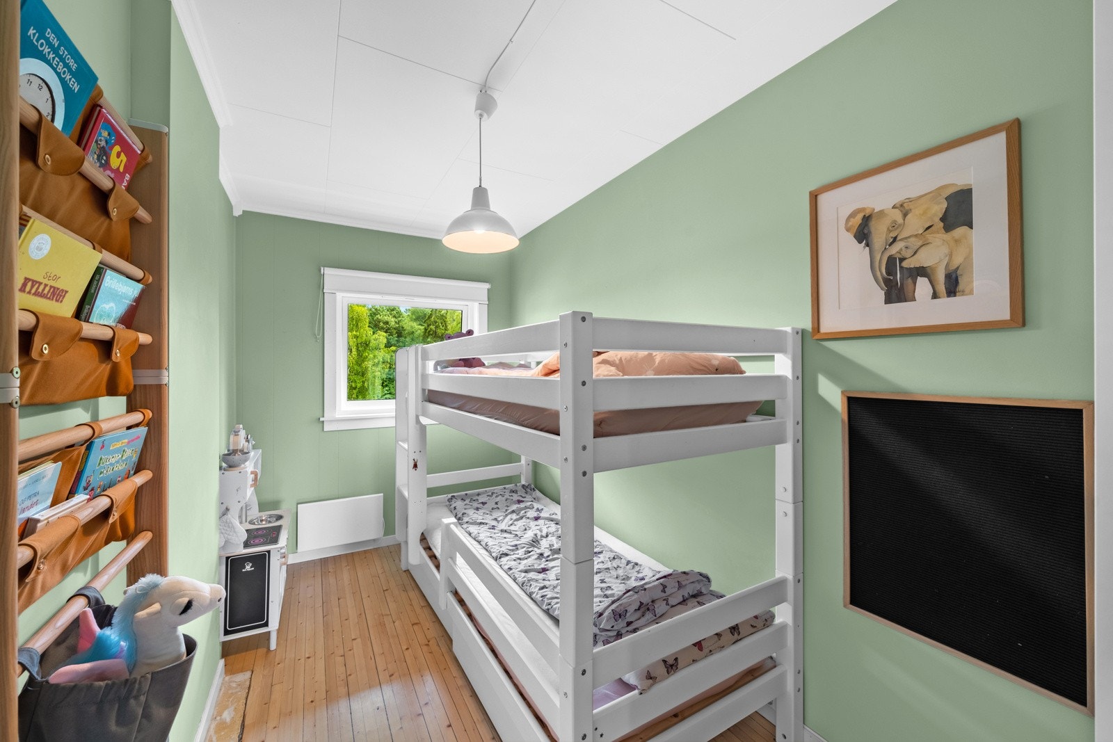 I 2. etasje finner du to litt mindre soverom som passer utmerket til barnerom, gjesterom eller hjemmekontor. Galleribilde
