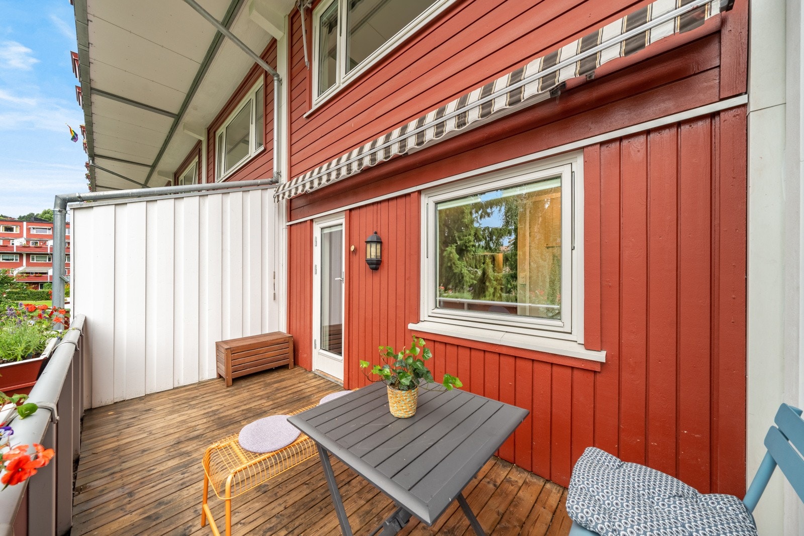 Plassen måler ca. 8 kvm så her er det plass til utemøblement og grill. Galleribilde