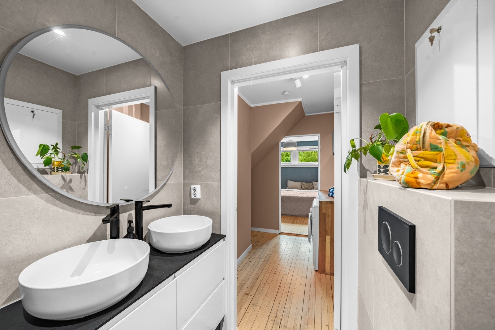 Under moderniseringen ble det lagt vekt på et tidsriktig og moderne uttrykk med pene fliser på gulv og vegg samt sorte detaljer på deler av innredningen. Galleribilde