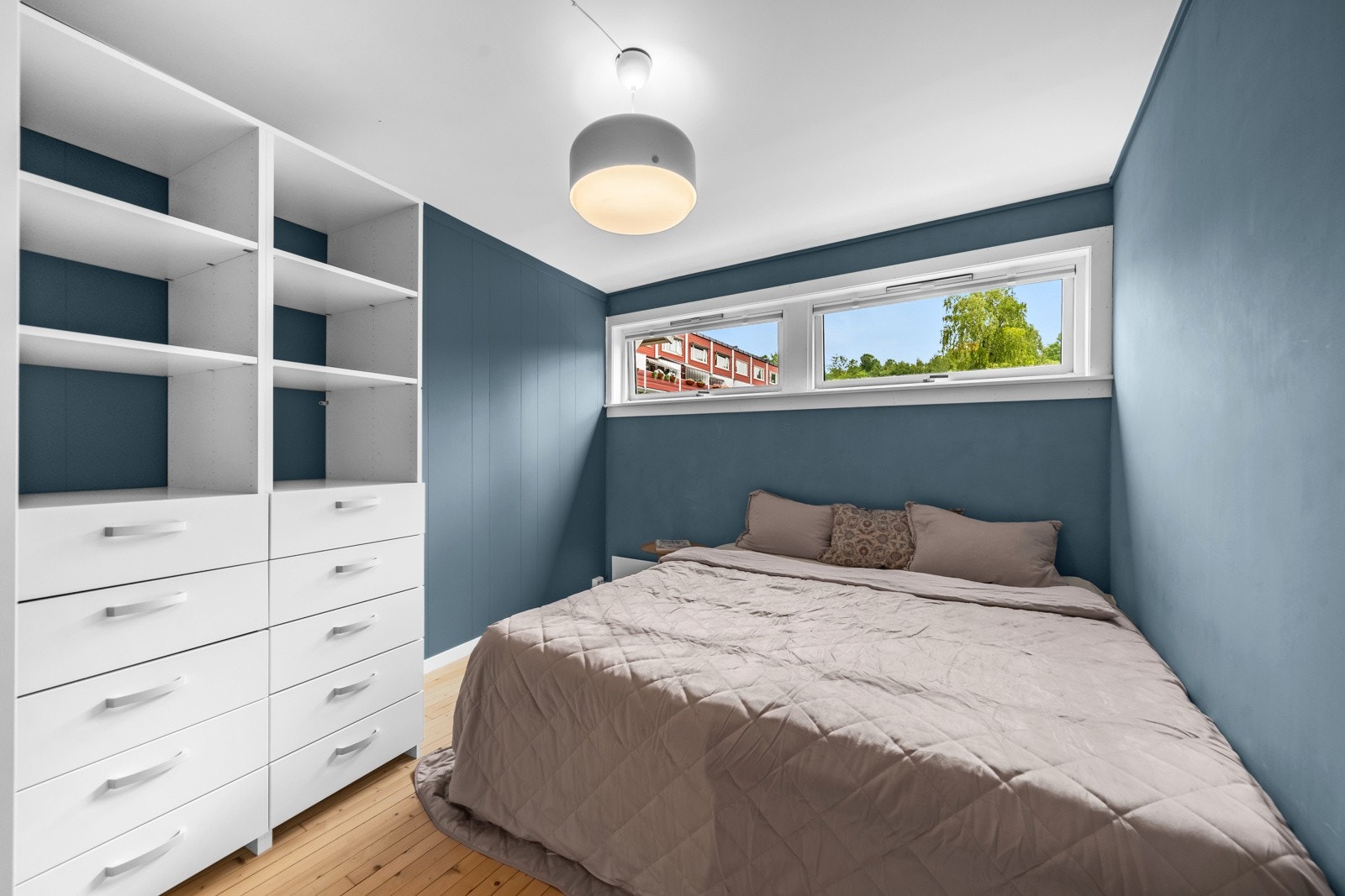 Boligen innehar tre koselige soverom. Hovedsoverommet ligger i 1. etasje med plass til dobbeltseng og tilhørende nattbord, samt at det er god plass til bekledning i romslige garderobeløsninger. Galleribilde