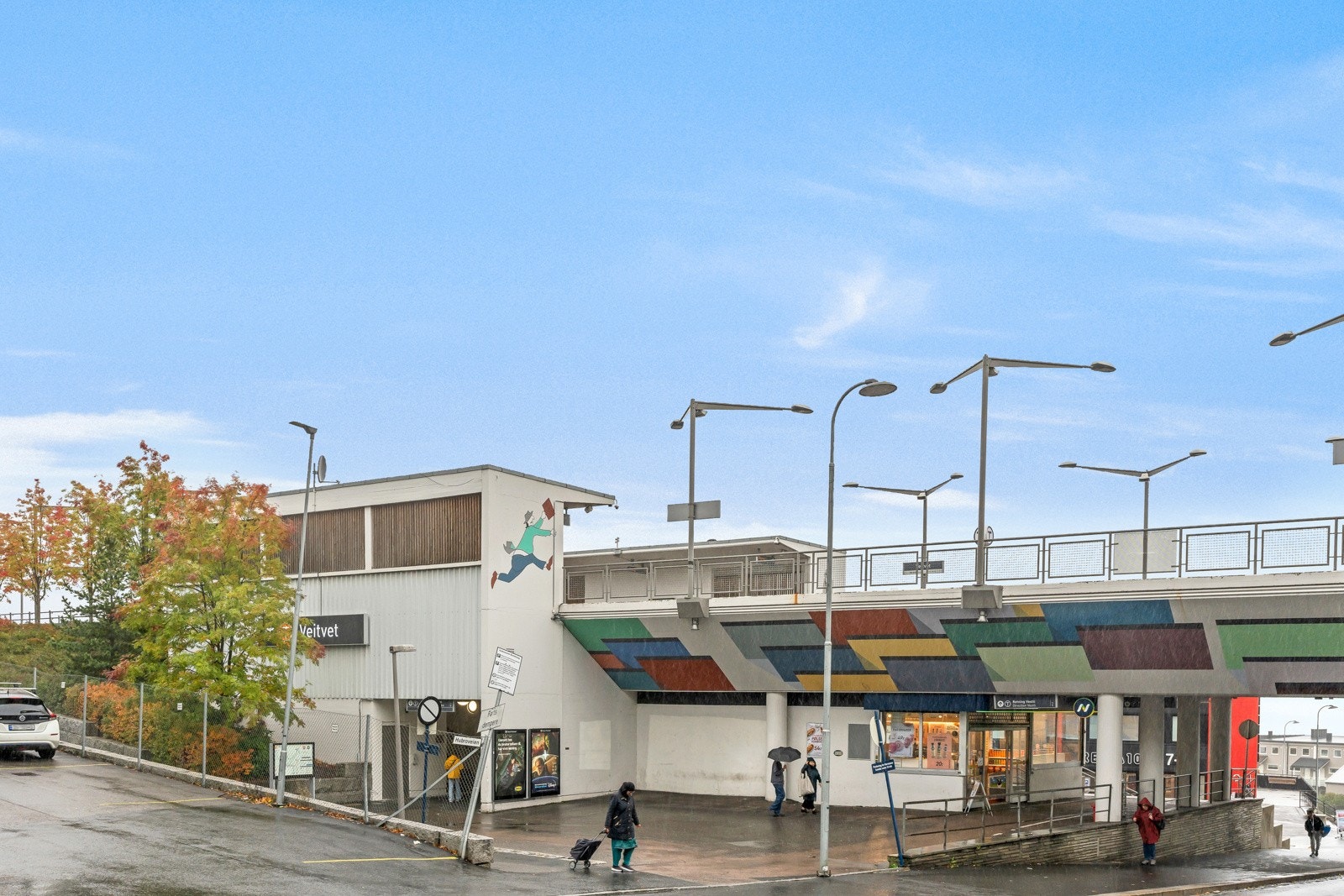 T-banen ligger i gangavstand med kort vei inn til sentrum. I tillegg er det gode bussforbindelser, også om natten. Galleribilde