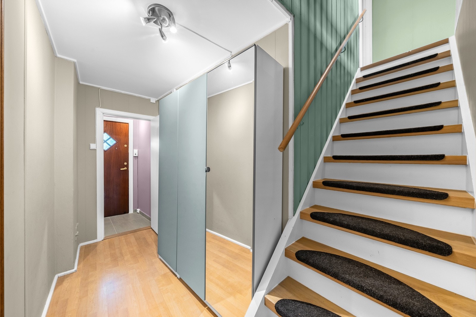 Entréen og mellomgangen gir et godt førsteinntrykk. Fine fargevalg som også er gjennomgående for resten av boligen. I yttergangen er det lagt varmekabler i 2024. Galleribilde