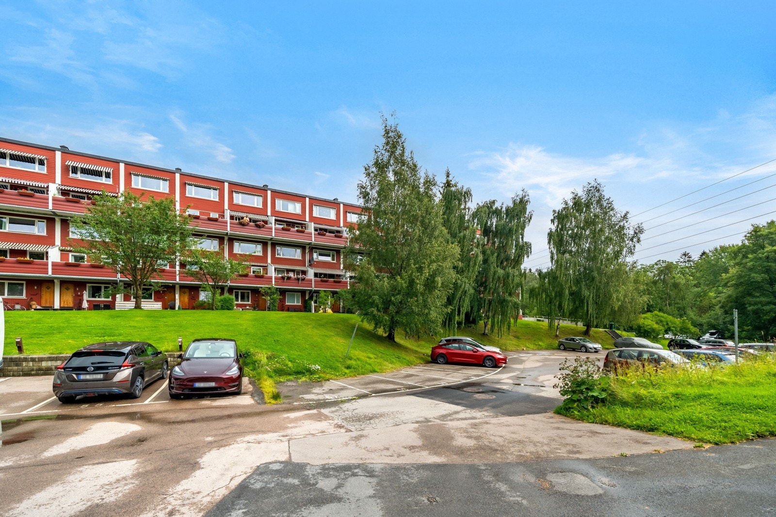 Det er gode muligheter for leie av parkeringsplass på avsperret område. Galleribilde