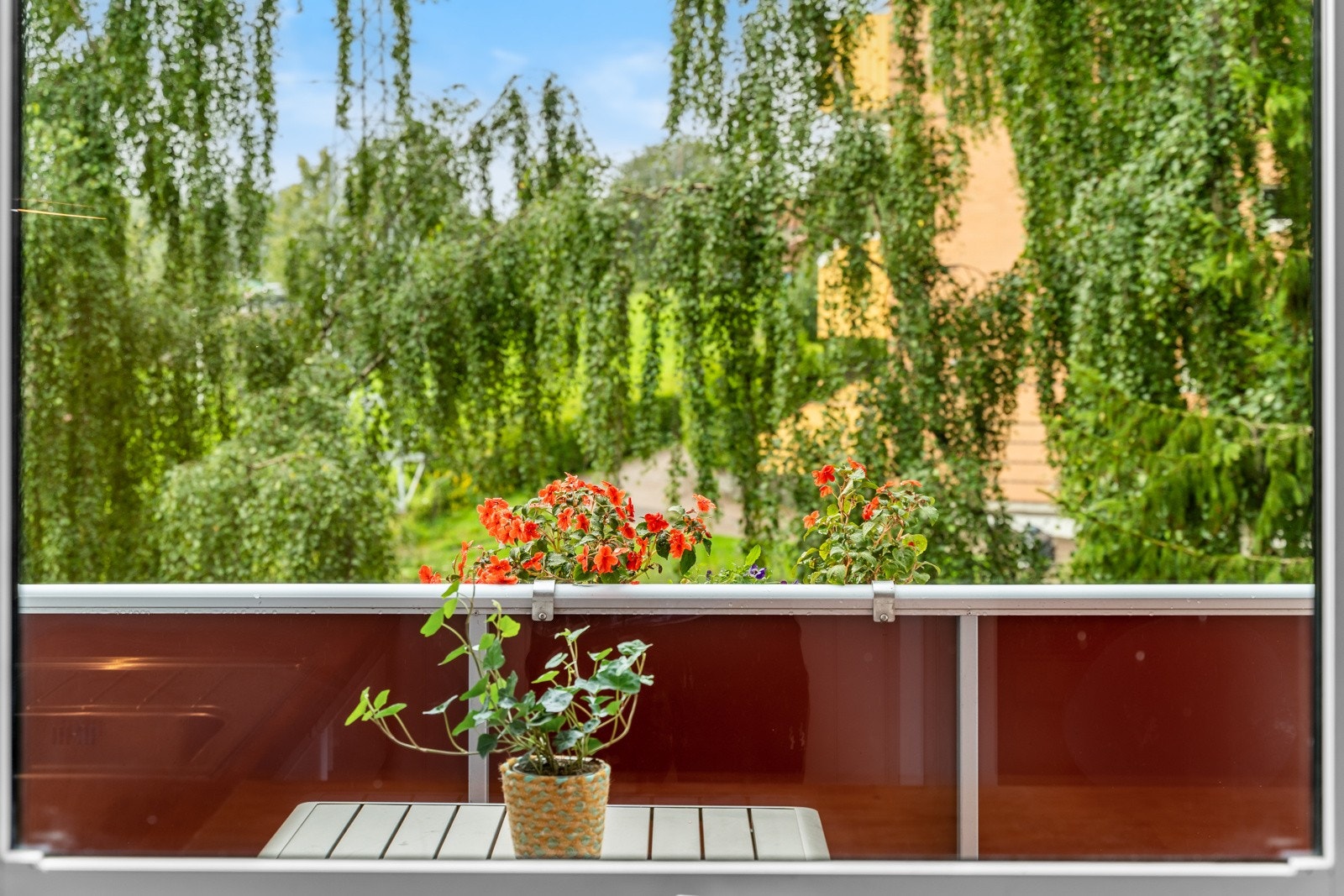 En herlig 4-roms med solrik balkong i naturskjønne og rolige omgivelser. Galleribilde