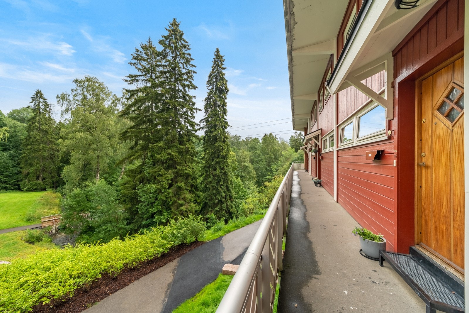 Leiligheten har inngang fra en felles svalgang. Galleribilde