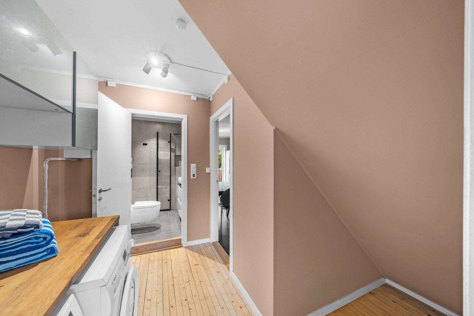 Fra badet er det tilgang til et praktisk vaskerom med benk og utstyr. Opplegg til vaskemaskin og tørketrommel. Galleribilde