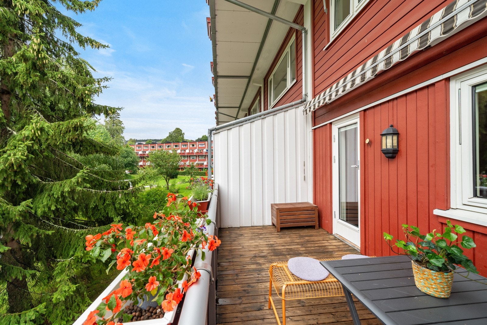 Enkel tilgang fra kjøkkenet og ut til balkongen. Dette gir gode muligheter for at middagene kan nytes ute i frisk luft. Galleribilde