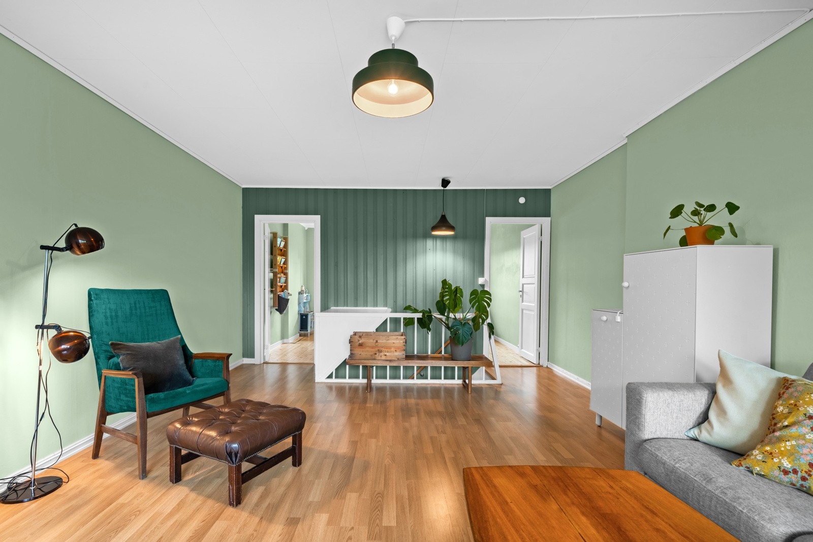 Stuen er holdt i et behagelig fargevalg og har god plass til romslige sofaløsninger samt eget spisebord om ønskelig. Galleribilde