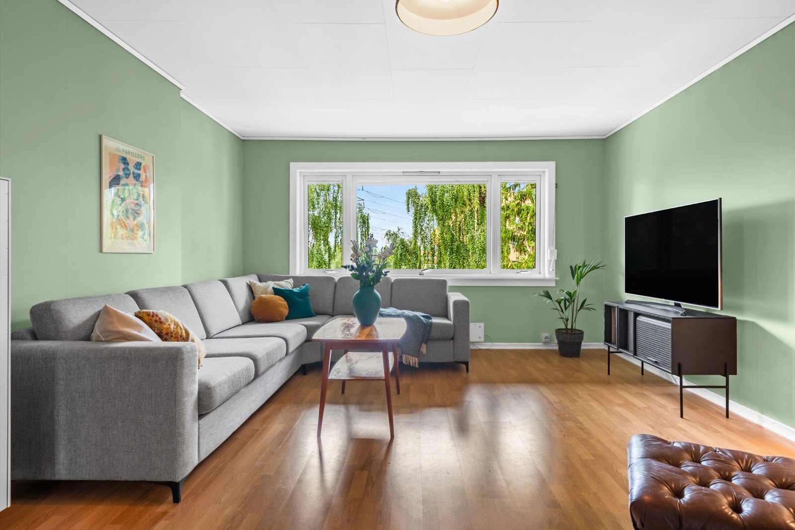 Innvendig er boligen godt modernisert den senere tiden, så her kommer du til en god standard. Galleribilde