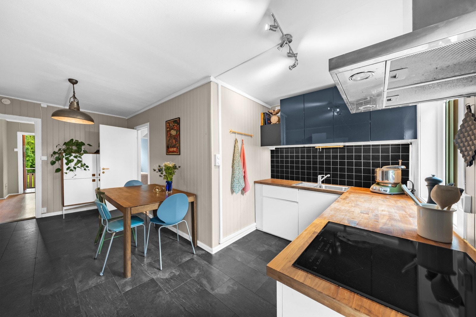 Kjøkkenet er nytt fra 2016 og ble videre oppdragert med nye fronter i 2019. Galleribilde