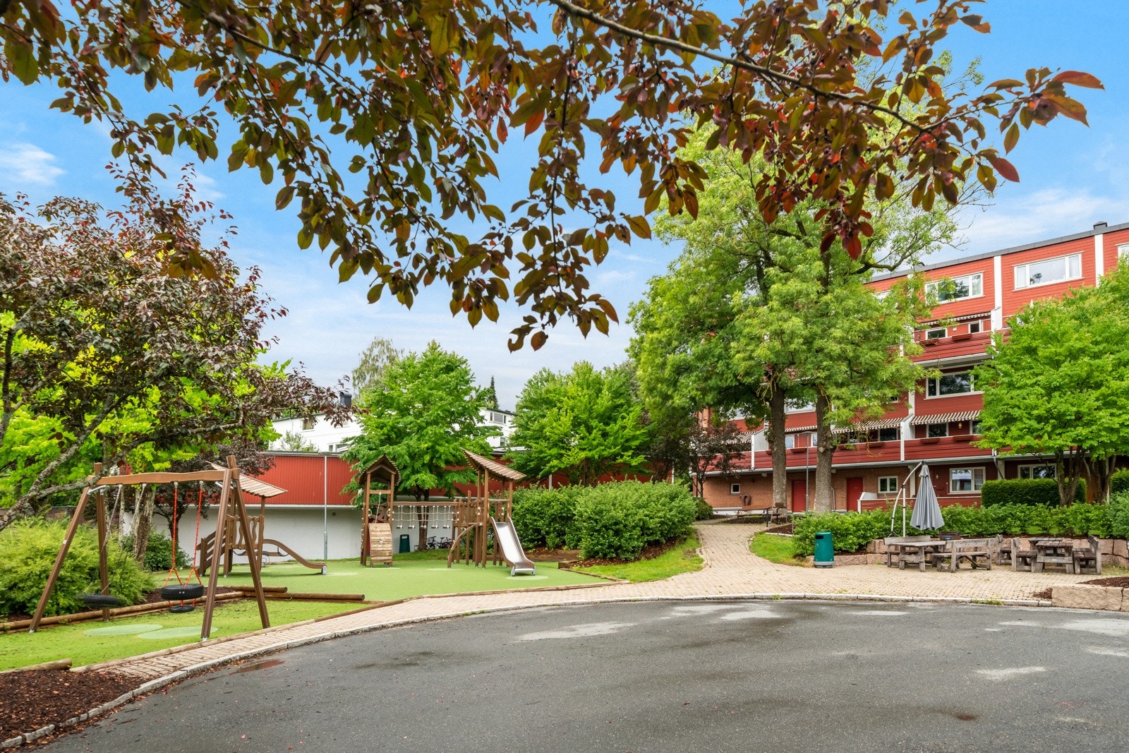 Borettslagets lekeplass ble for ikke lenge siden oppgradert og fremstår som svært moderne. Galleribilde