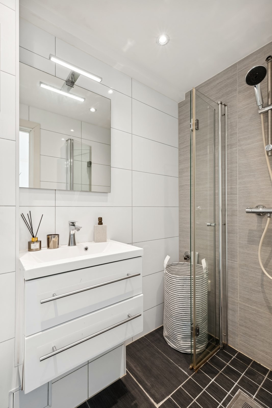 Pent fliselagt baderom med downlights i himling og varmekabler i gulv, pusset opp i 2015. Galleribilde