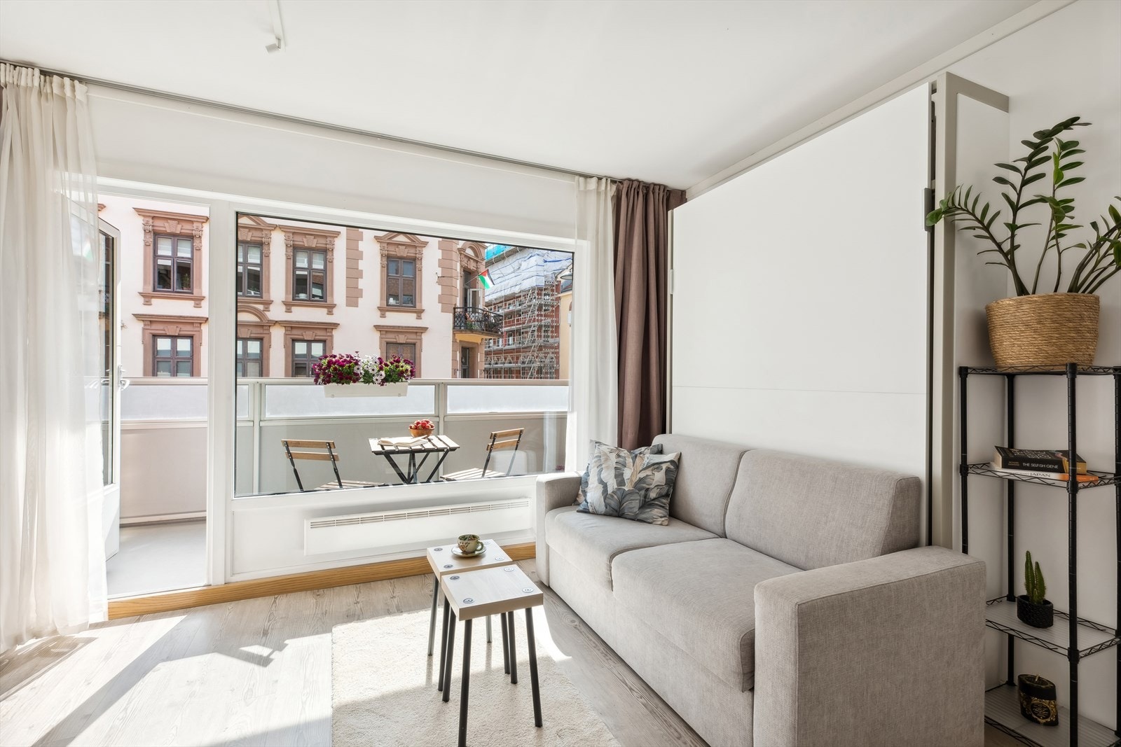 Stuen er innredet med praktisk veggmontert sovesofa fra compactliving.store Galleribilde