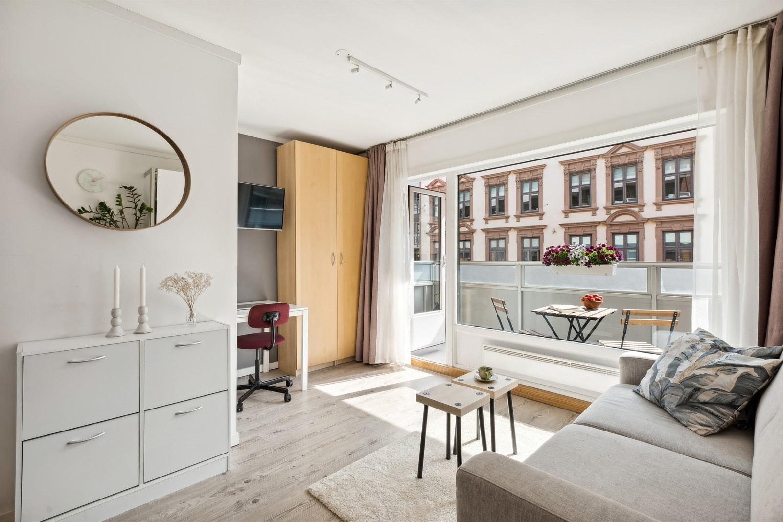Leiligheten har en god planløsning med plass til både seng/sofa og spisebord eller skrivebord. Galleribilde