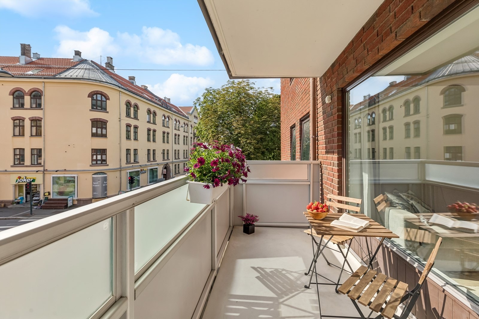 Romslig østvendt balkong på ca. 6 m² med malt betonggulv Galleribilde