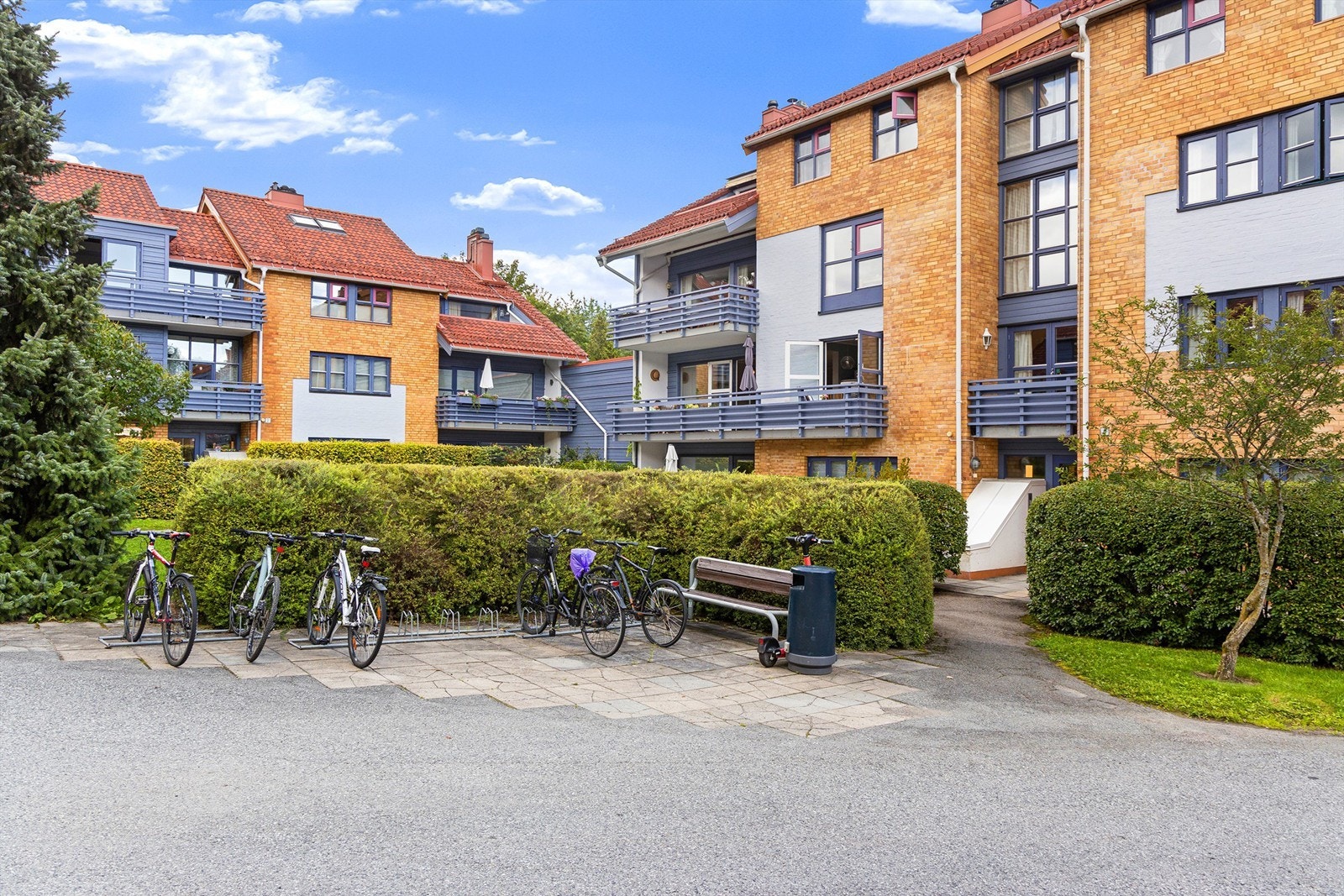 Husene er tegnet av Kari Nissen Brodtkorb og med sine varierte høyder og fasadeuttrykk oppleves det svært trivelig å gå gjennom tunet Galleribilde