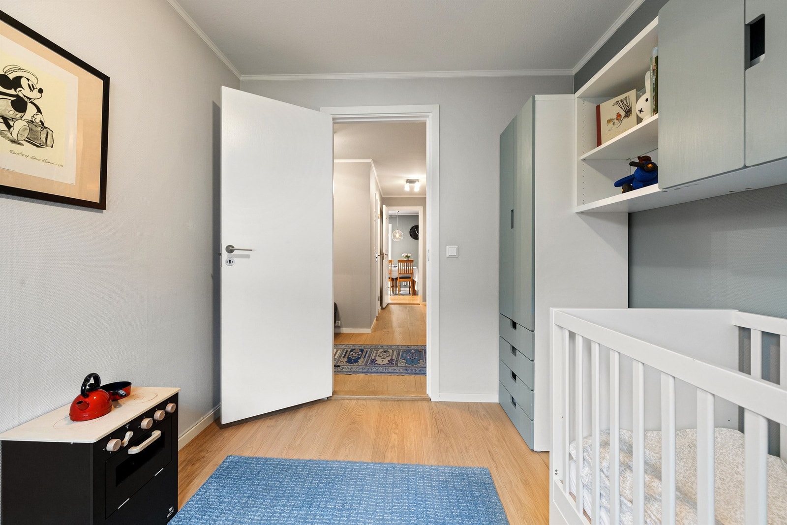 God plass til oppbevaring med smarte løsninger som utnytter veggplassen. Galleribilde