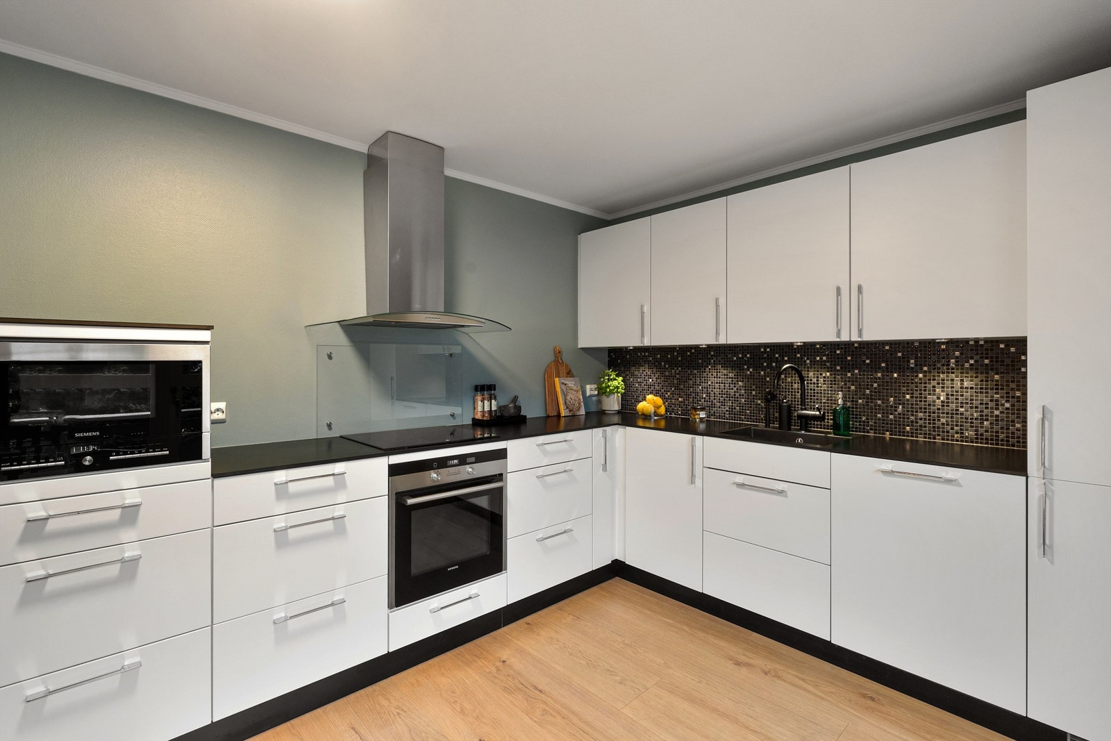 Kjøkkenet er smart løst og har god skap og benkeplass, samt en slitesterk benkeplate av kompaktlaminat. Galleribilde