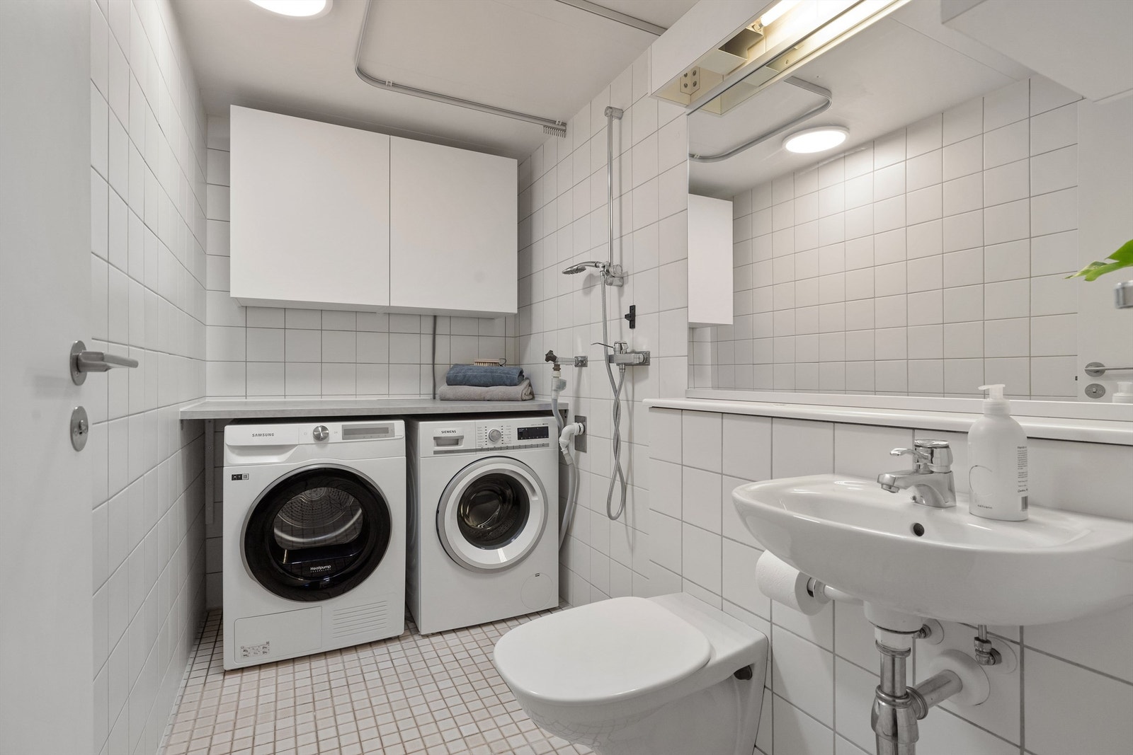 Kombinert Bad/vaskerom nærmest inngangsdøren. Praktisk i hverdagen hvis barna kommer hjem med møkkete støvler! Galleribilde