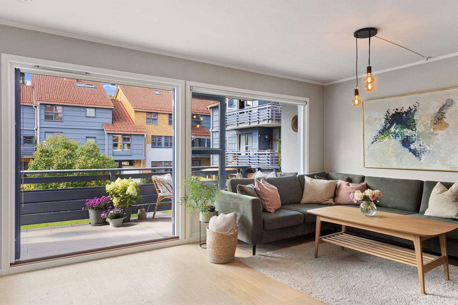 Fra stuen har du adkomst via doble balkongdører til en balkong nordvestvendt balkong på 12m² Galleribilde