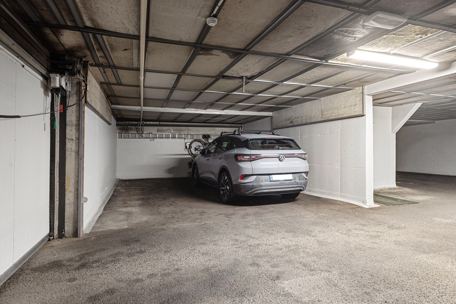 Det medfølger en garasjeplass med el-bil lader. Enkel adkomst med heis rett utenfor leiligheten ned til garasjen. Galleribilde