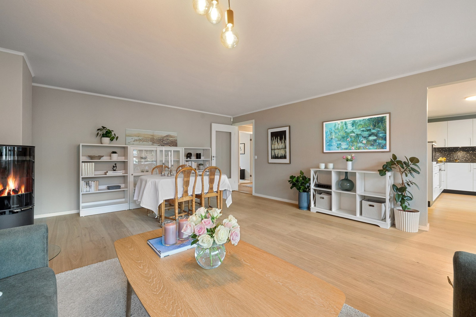 Leiligheten fikk seg et løft i 2022 med blant annet nye herdede tregulv i alle oppholdsrom og en lekker peis. Galleribilde