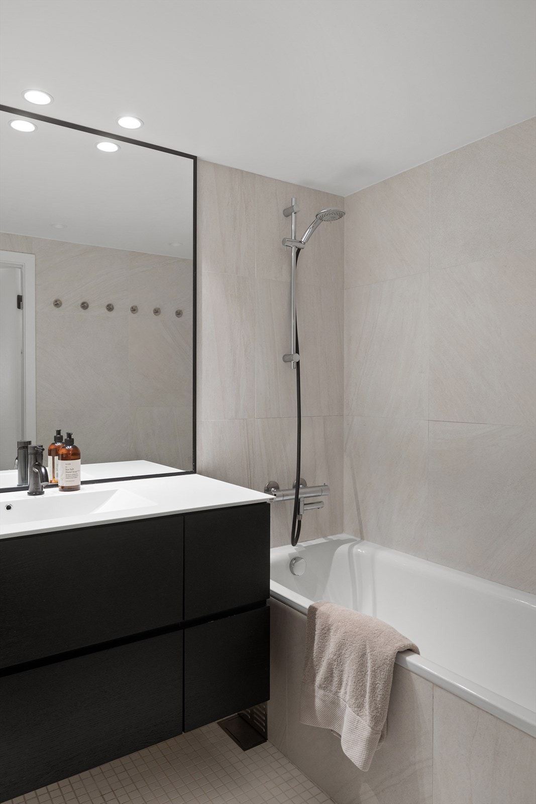 Badet har innmurt badekar som er ideelt både for varme bad etter en skitur, eller hverdagslig barnelek med gummiand. Galleribilde