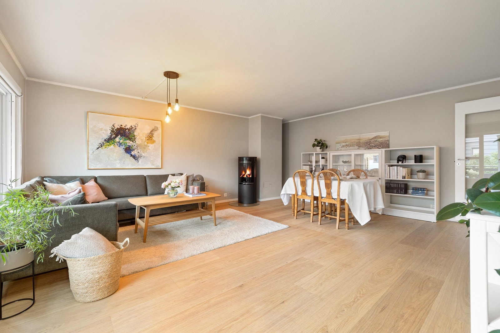 Vel inne igjen er det lett å se hvordan de store vindsflatene sørger for at stuen virker lys og romslig Galleribilde