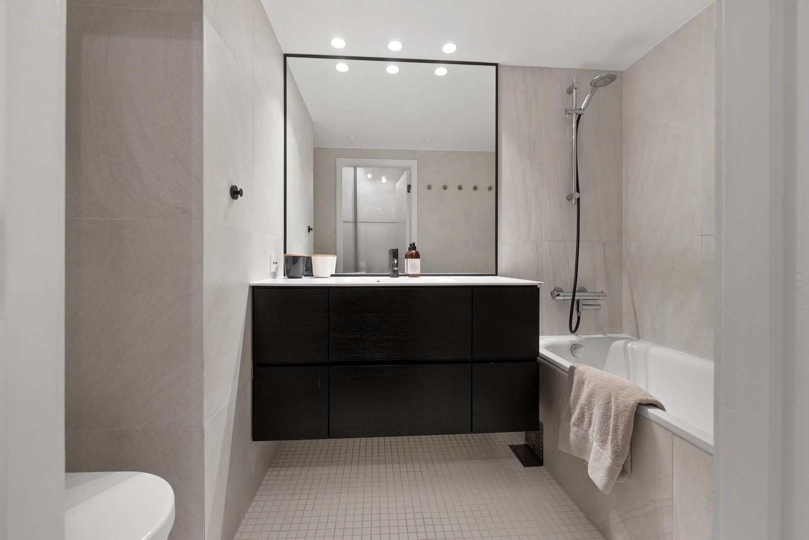 Lekkert hovedbad i tilknytning til gangen. Pusset opp i 2017. Galleribilde