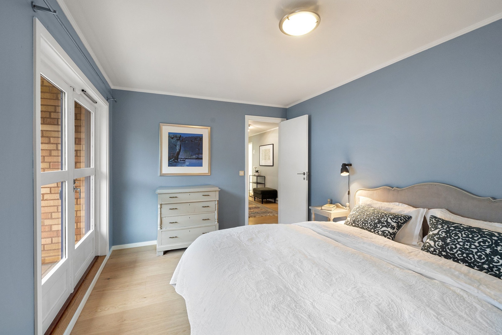 Morgenlyset fra de doble balkongdørene er en fryd å våkne til! Galleribilde