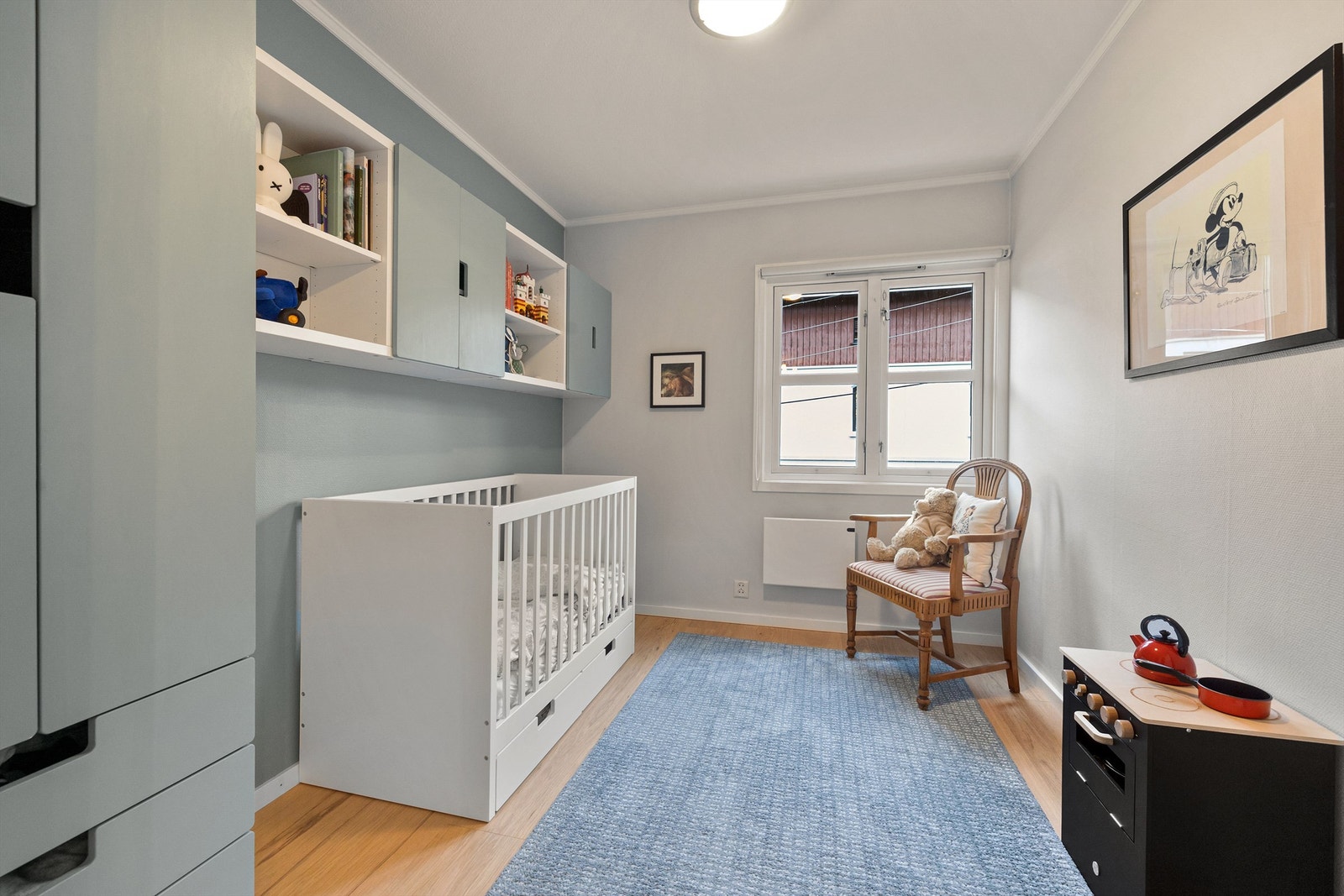 Barnerom av samme størrelse som gjesterommet. Fine fargevalg skaper gode rammer for innredning. Galleribilde