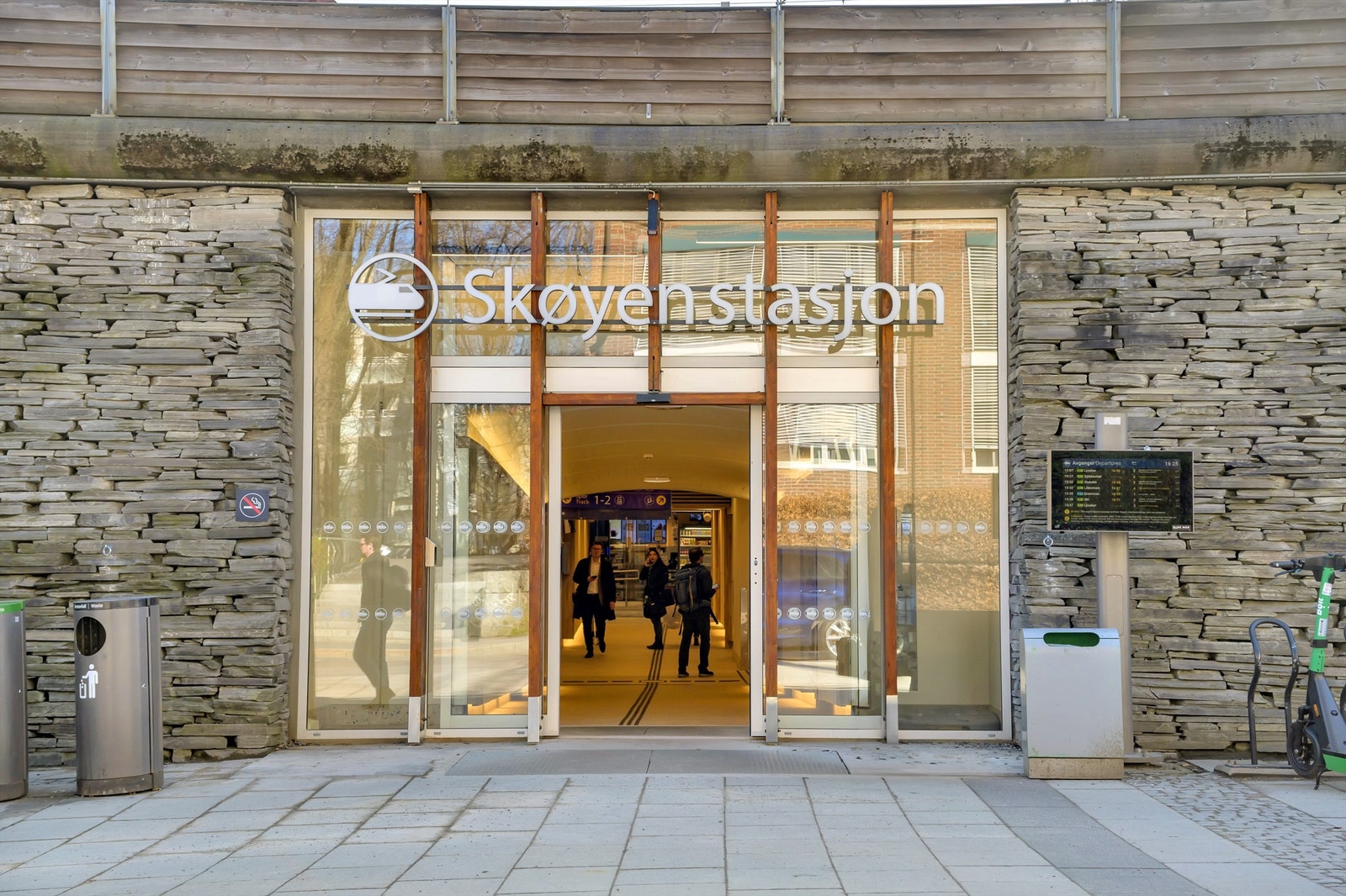 Skøyen er et knutepunkt for det meste av offentlig transport (tog, flytog, buss og trikk). Galleribilde