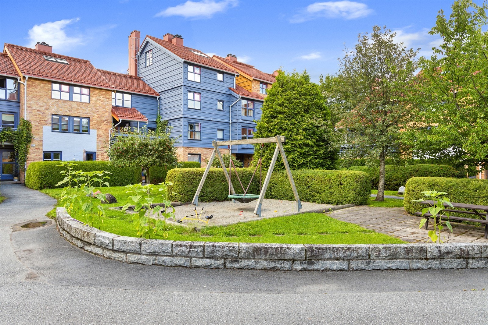 Sameiet har en stor tomt på over 18 mål som er utformet som tre tun med tilhørende parkmessige grøntanlegg og lekeplasser. Galleribilde