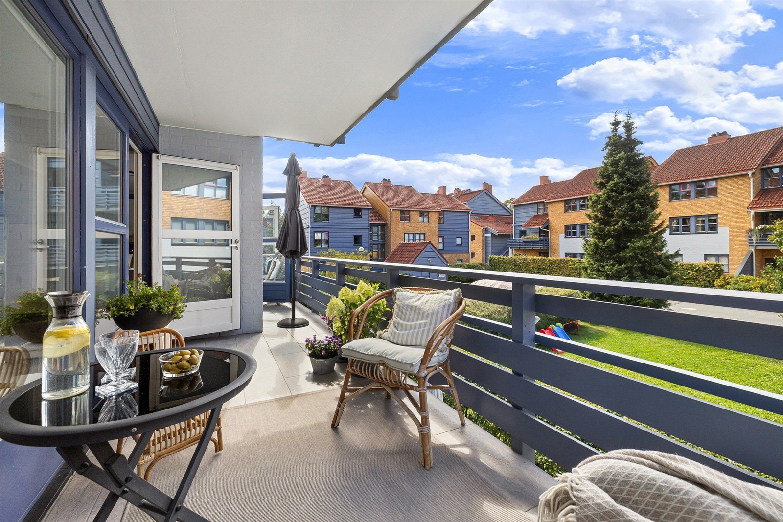 Balkongen slynger seg langs fasadelivet og gir rom for å dele uteplassen opp i flere soner. Galleribilde