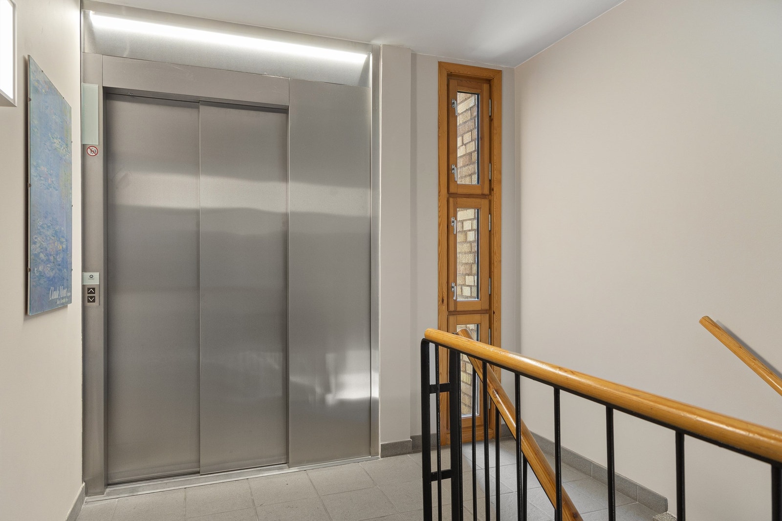 Like utenfor leiligheten er det adkomst til heis som blant annet leder rett ned i garasjen. Galleribilde