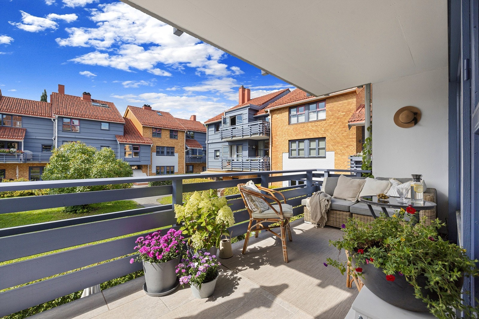 Uteplassen er solrik og luftig Galleribilde