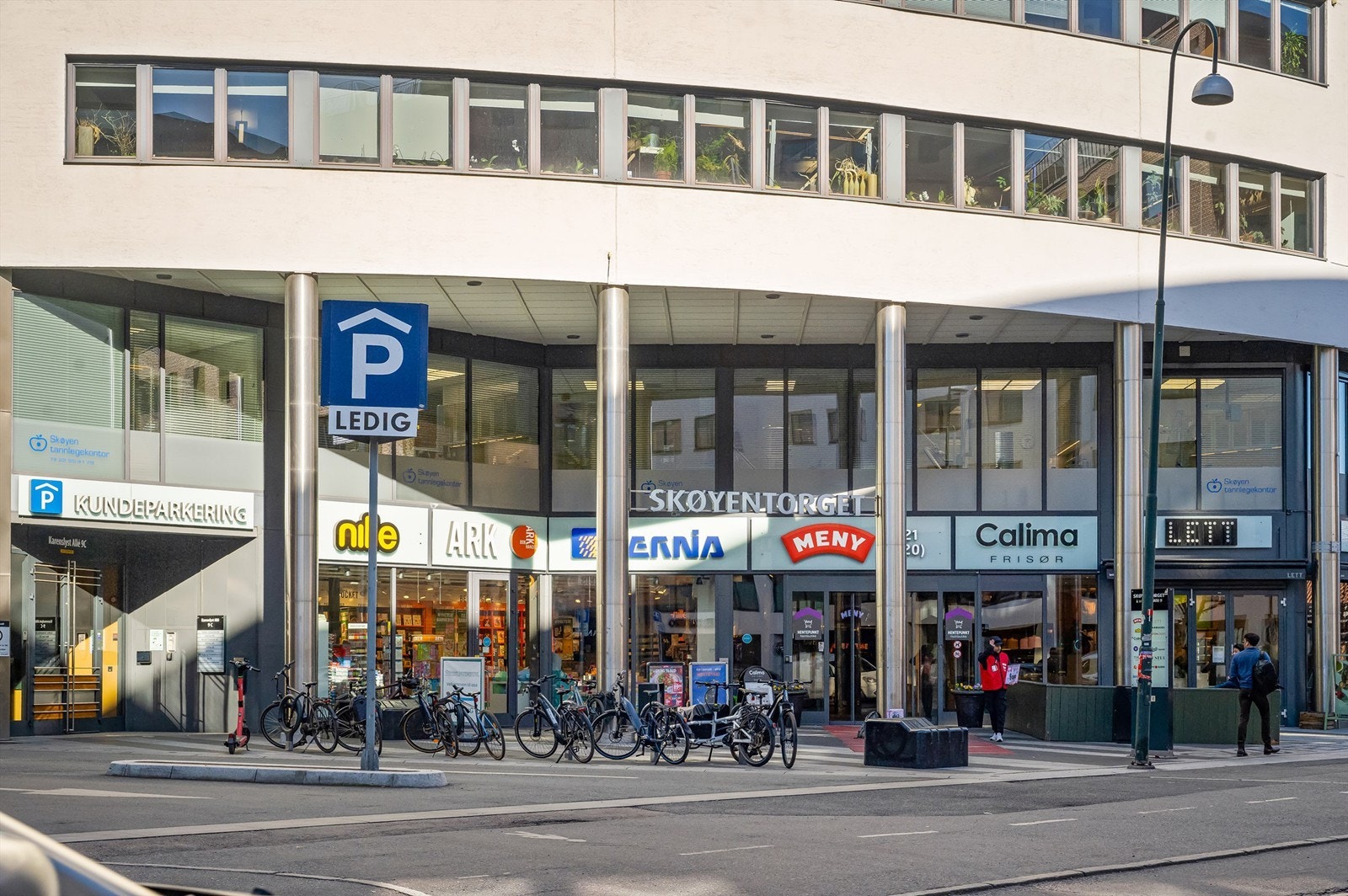 Skøyen og Karenlyst Allé er et område under stadig utvikling med et godt utvalg av forretninger, vinmonopol, spisesteder, kaffebarer, matbutikker og treningssenter. Galleribilde