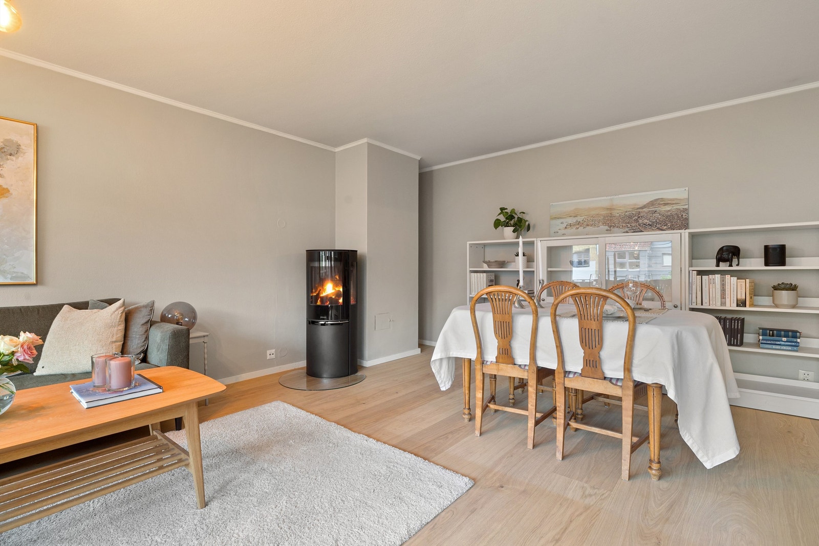 Stuen er romslig nok til å romme både en stor sofagruppe og langbord til hele familien! Galleribilde