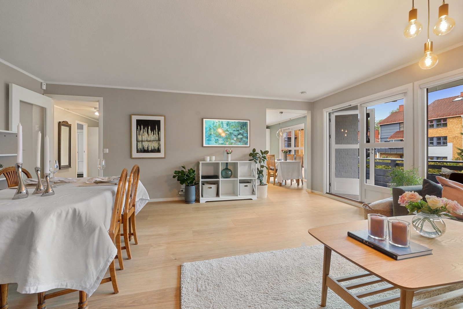 Kjøkkenet ligger åpent mot stuen, men skjermet nok til at de to oppleves som to separate rom Galleribilde