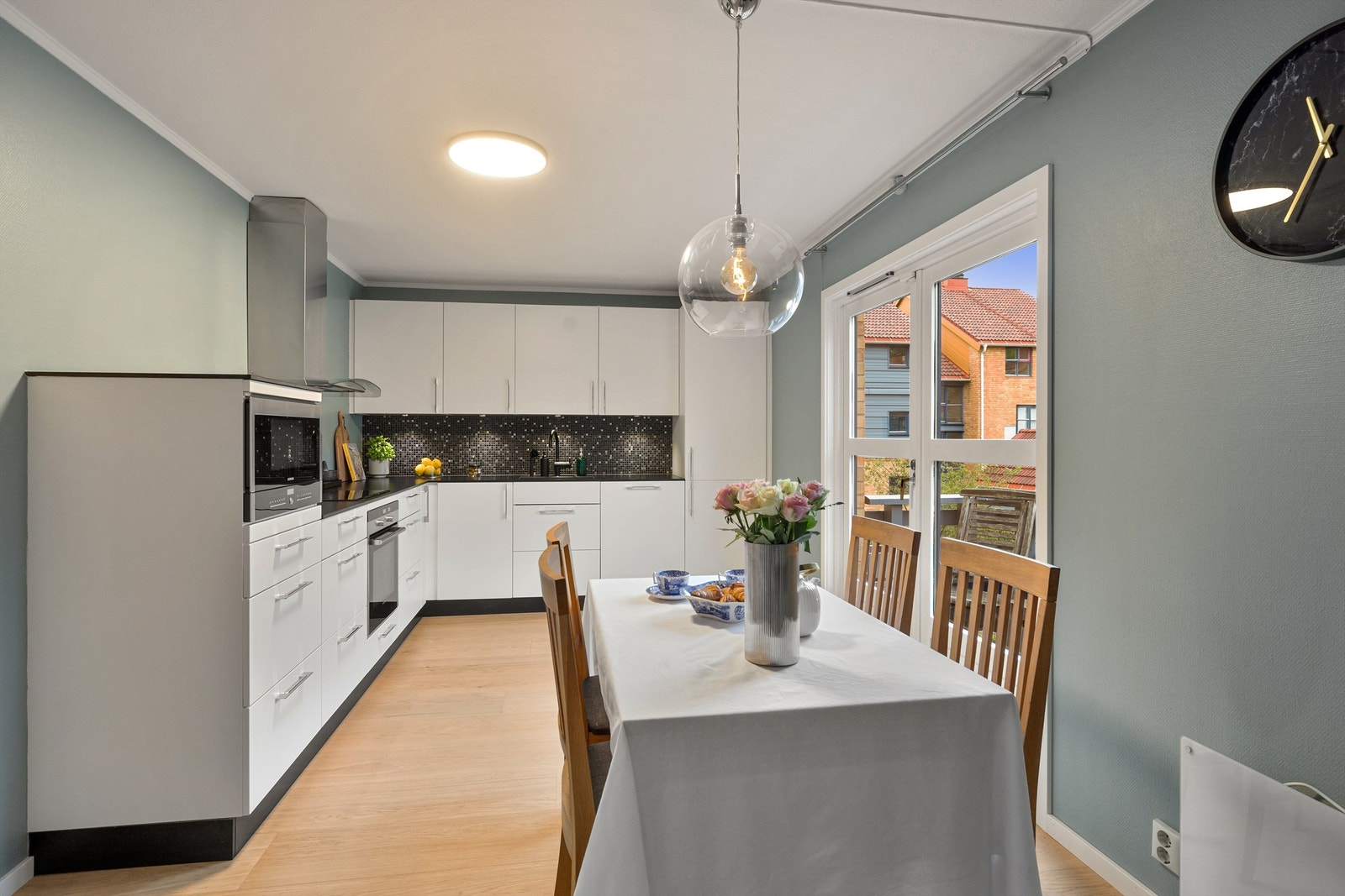 Det romslige kjøkkenet har i likhet med stuen utgang til den nordvest vendte balkongen via doble dører. Galleribilde