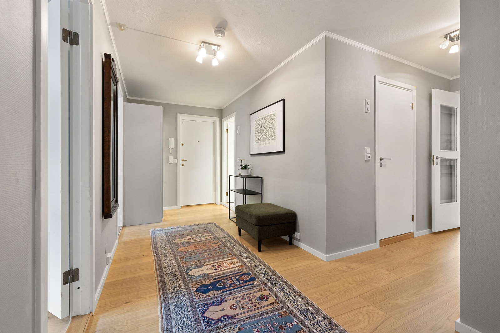 Romslig entré med god lagringsplass og adkomst til to bad, hvorav det ene også har opplegg for vaskemaskin og tørketrommel. Galleribilde