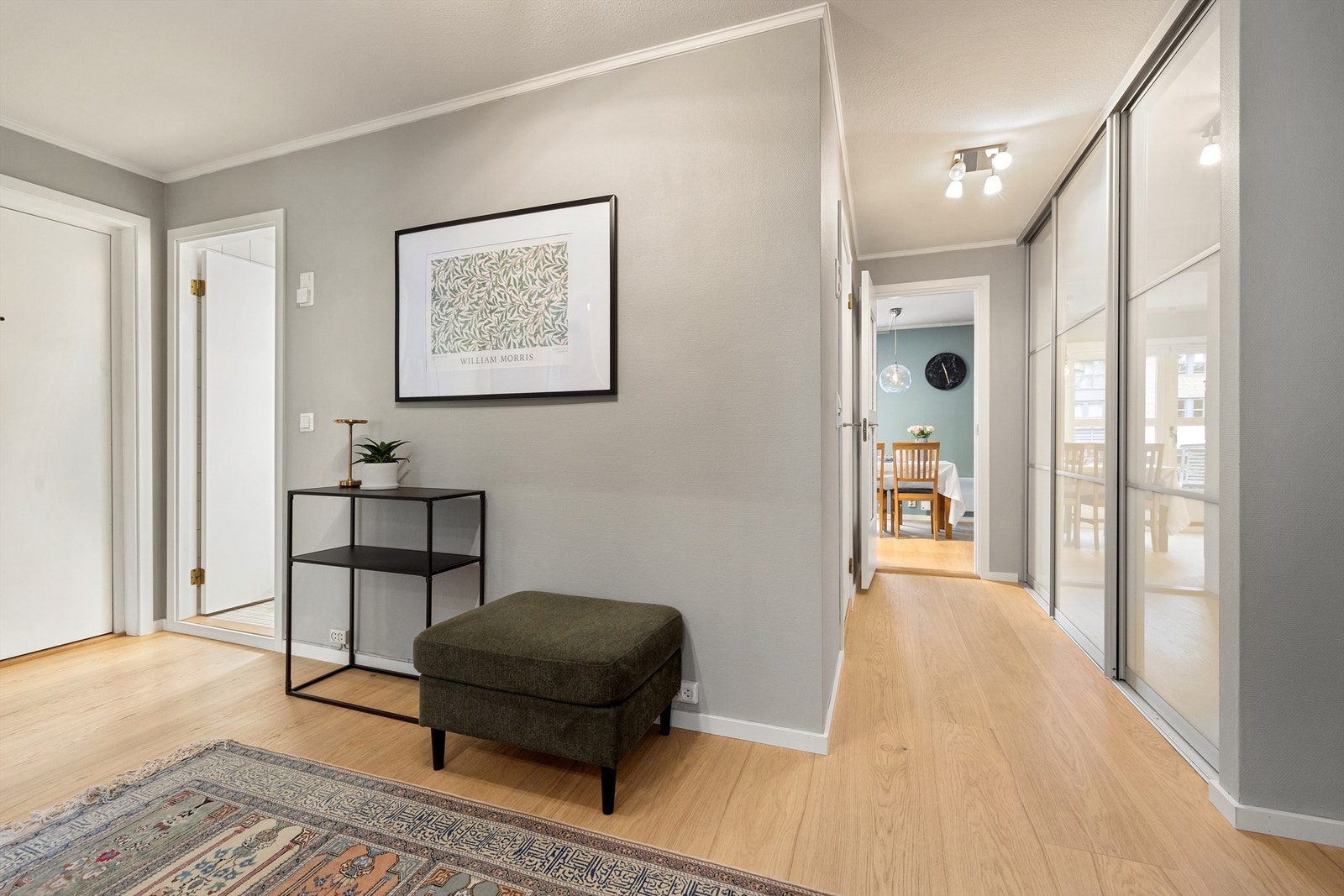 Gangen har en stor skyvedørsgarderobe med lagringsplass til tøy for alle sesonger. Galleribilde