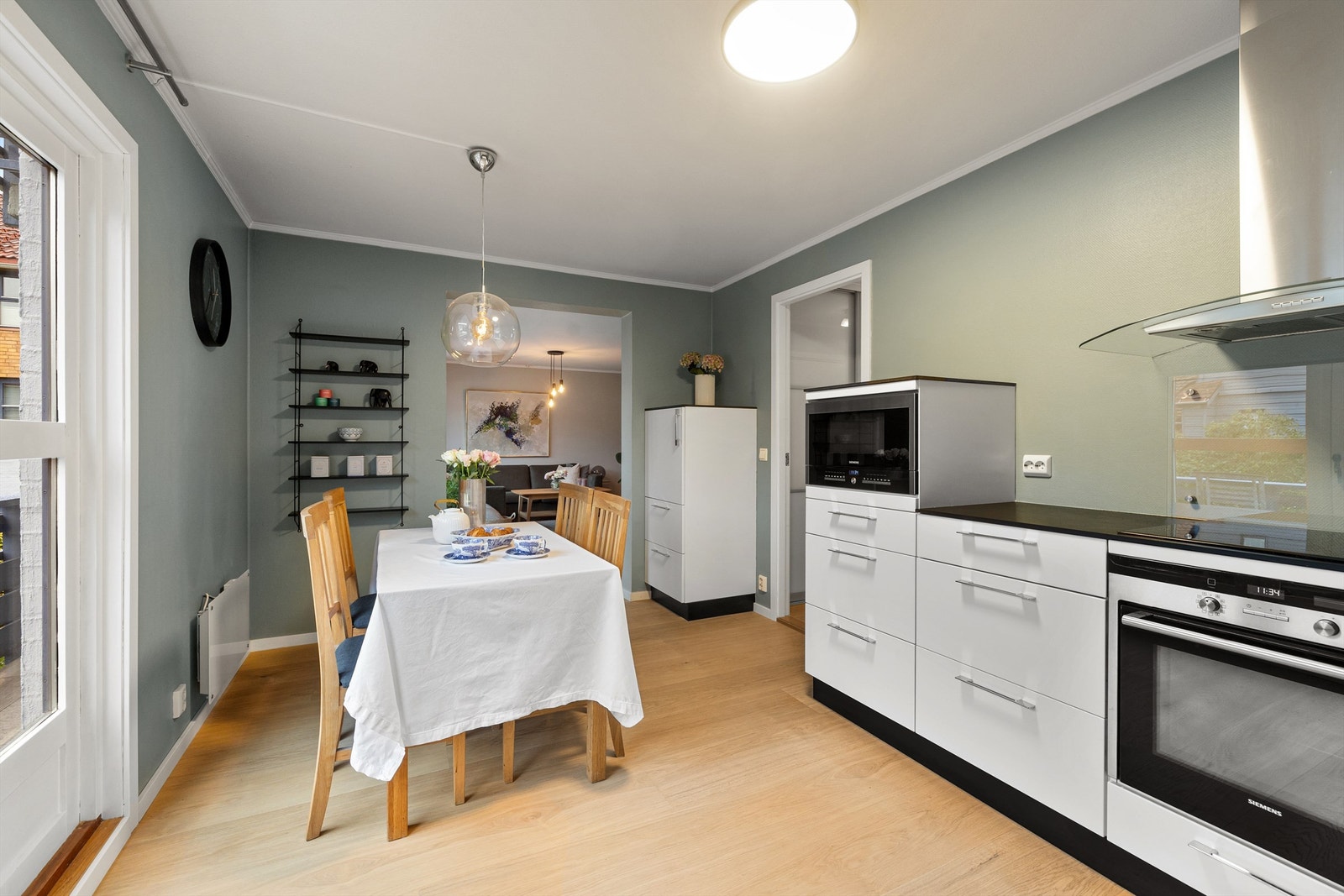 Det er god plass til et hyggelig spisebord også på kjøkkenet Galleribilde