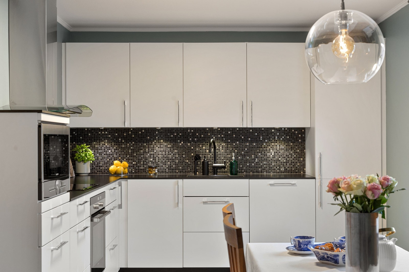 Pent Kvik kjøkken fra 2013 med slette fronter og integrerte hvitevarer som medfølger Galleribilde