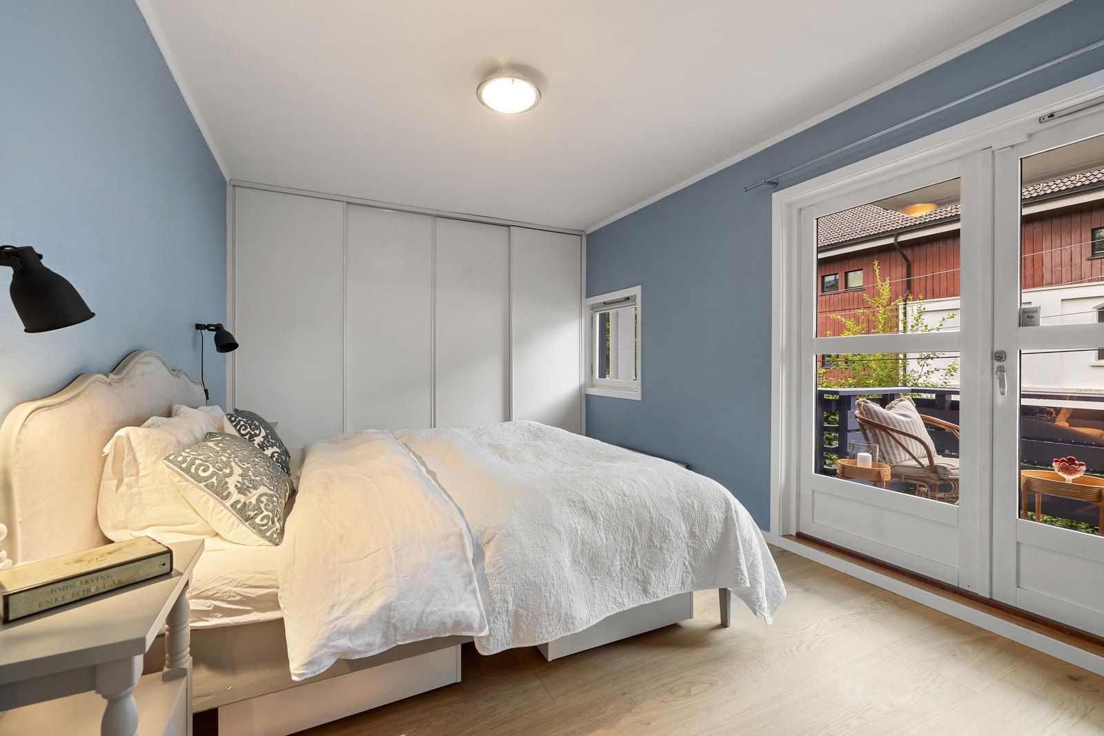 Leilighetens hovedsoverom har god oppbevaringsplass og utgang til sin egen balkong. Galleribilde