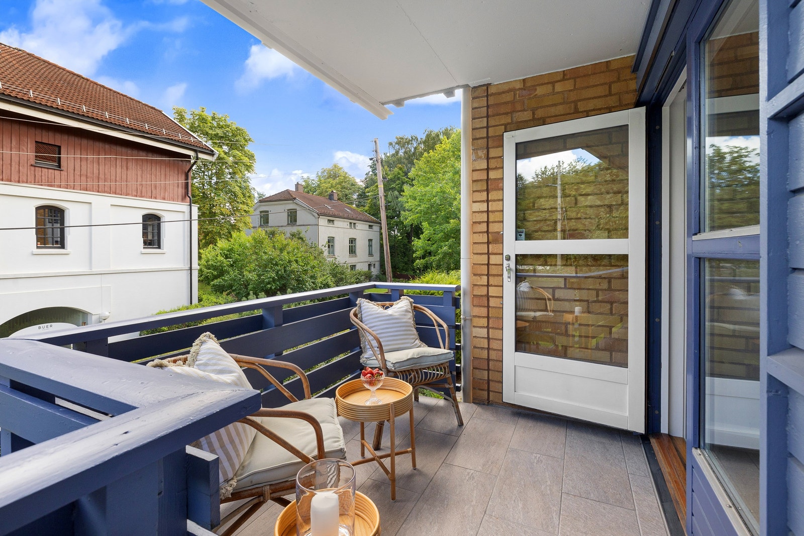 Fra balkongen ser man over til Hoff gård og grønne fellesområder mellom eiendommene. Galleribilde