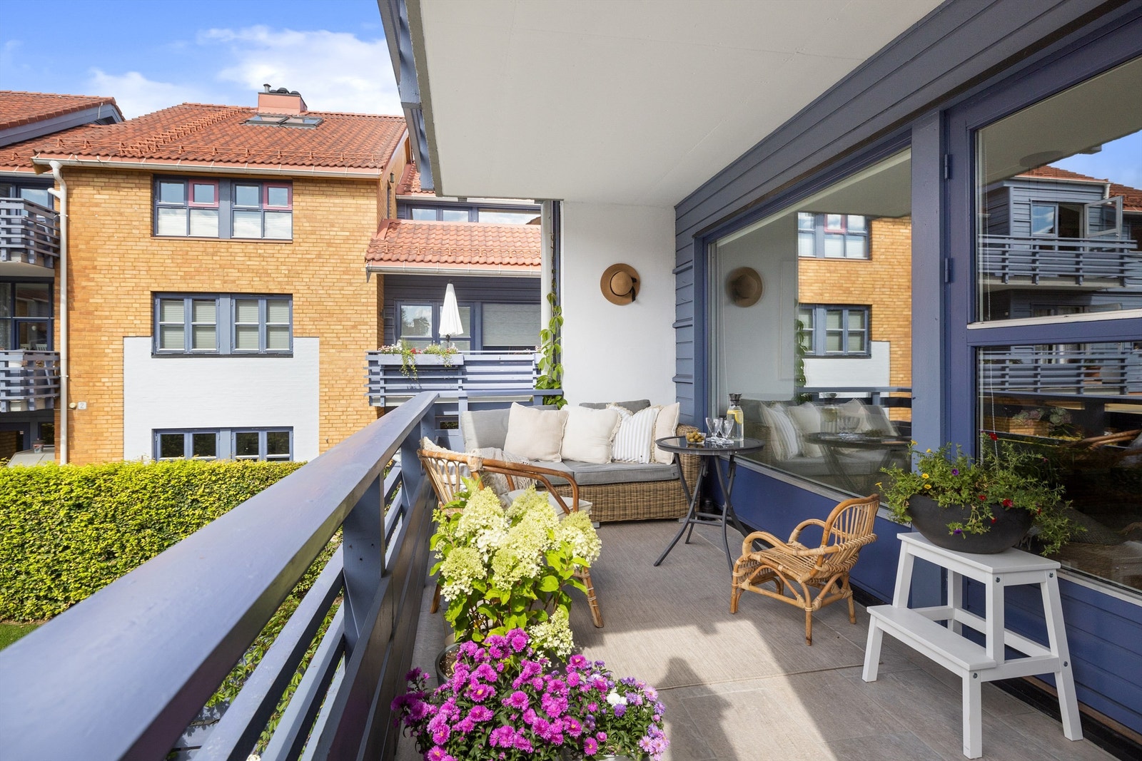 God plass på balkongen til å invitere venner eller en hyggelig nabo over på en hyggelig middag. Galleribilde